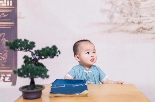 广州借卵试管代怀包男孩五个月宝宝可以站吗